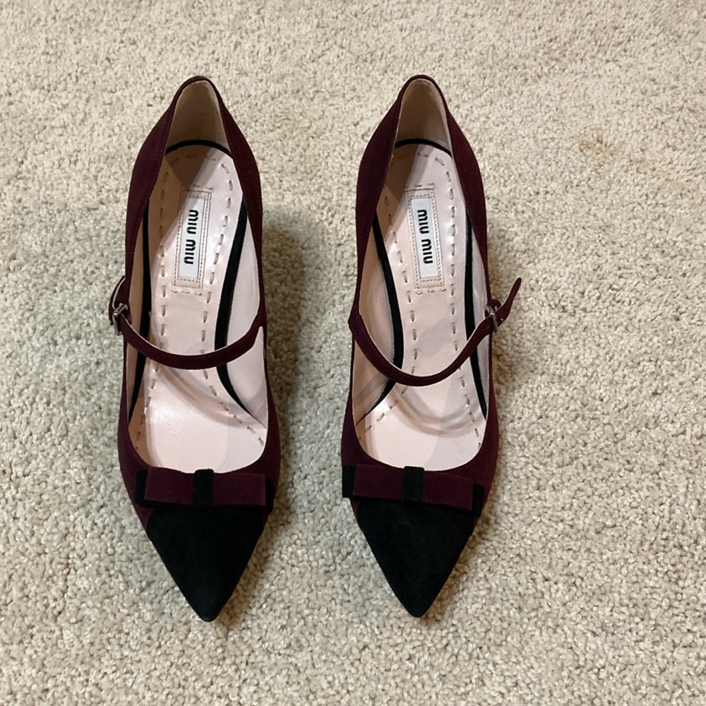 NWOB Miu Miu Suede Colorblock Black and Burgundy Mary Jane Pumps Heels 36.5 6.5
